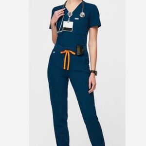 NWOT Set of Figs Catarina one pocket top and Yola Yoga pants in Deep Reef